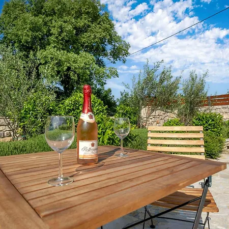 Vikendica Three-bedroom In *