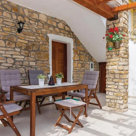 Three-bedroom In Mratovo